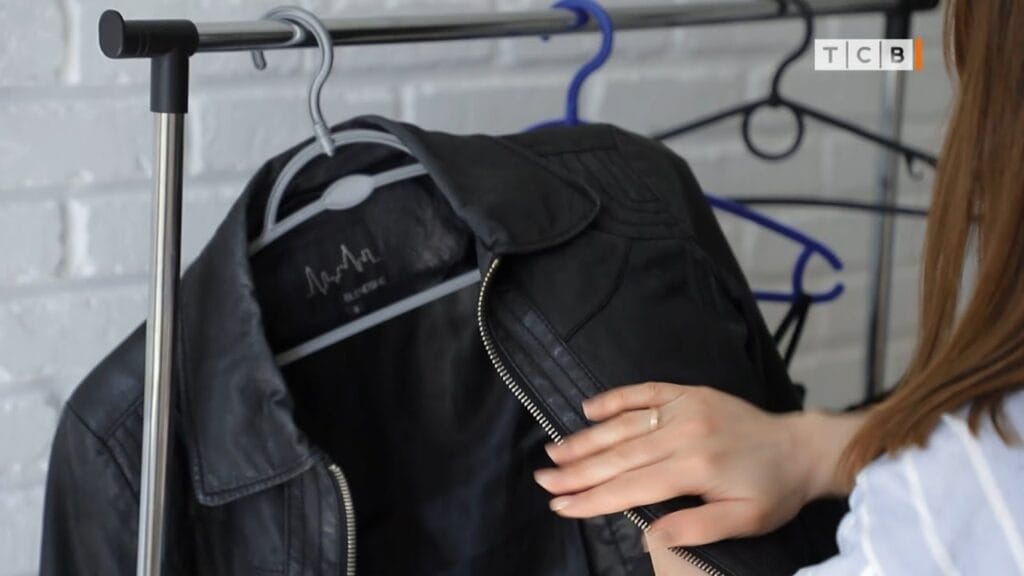 Чем лучше всего смазать кожаную куртку?