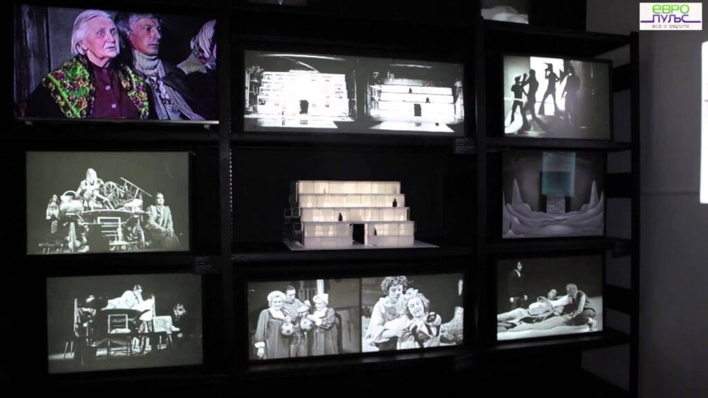 Что используется в качестве декораций для театральной постановки?