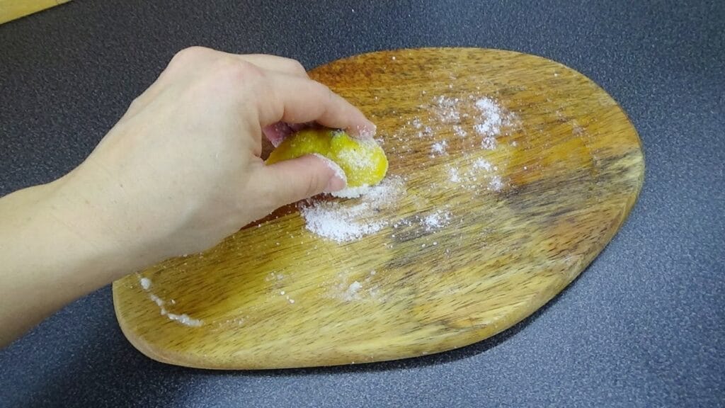 Как чистить деревянные ложки и разделочные доски?