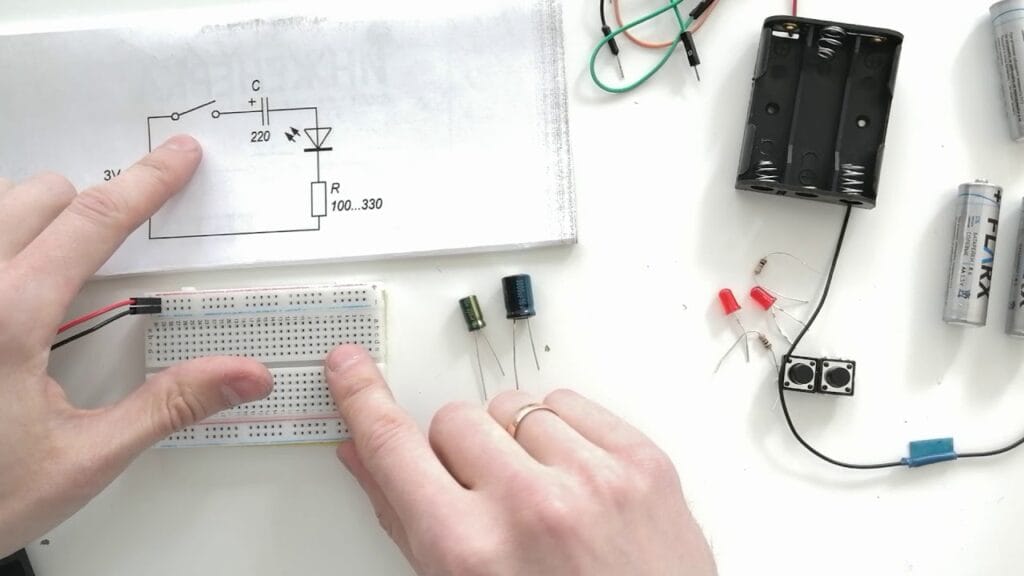 Как объяснить конденсатор простыми словами?