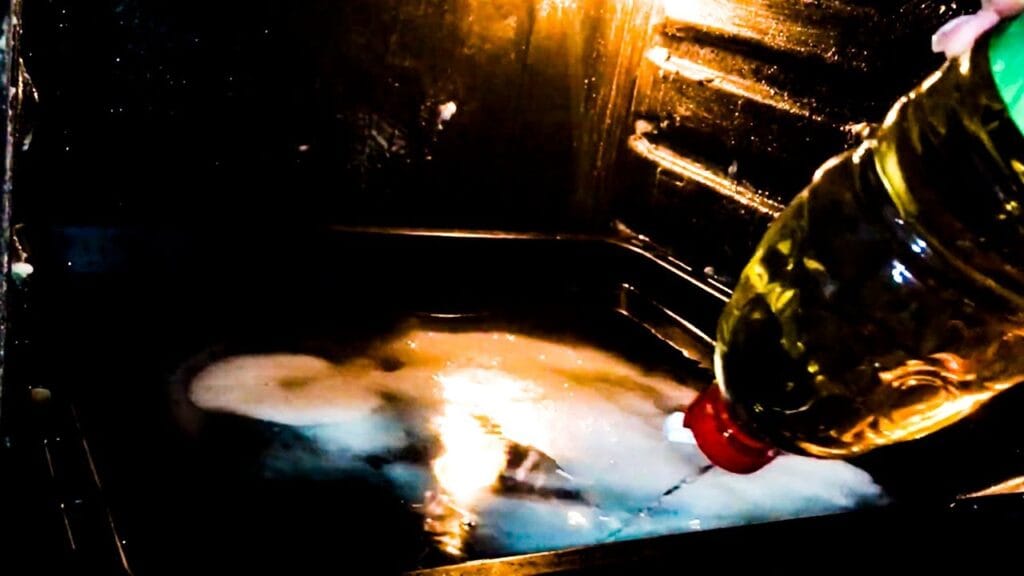 Как очистить духовку от сильного нагара?