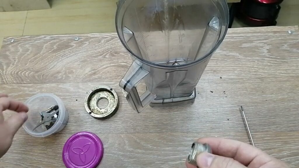 Как открыть стакан от блендера?