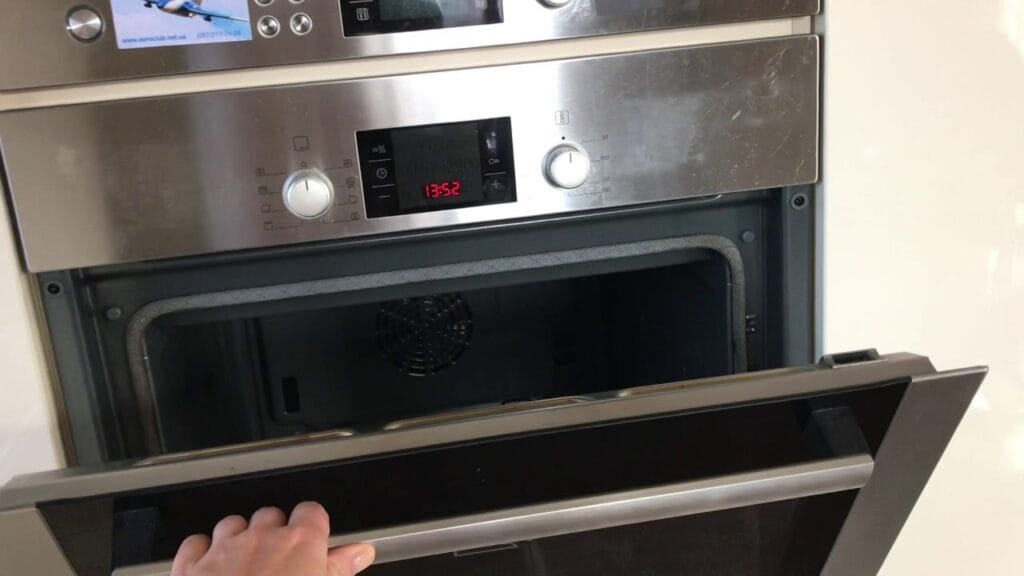 Как запустить самоочистку духовки?