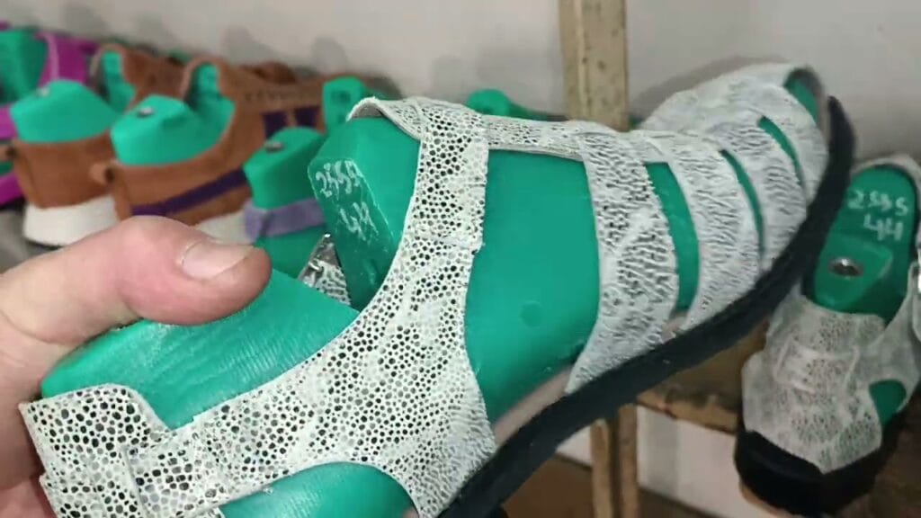 Какие бренды делают обувь больших размеров?