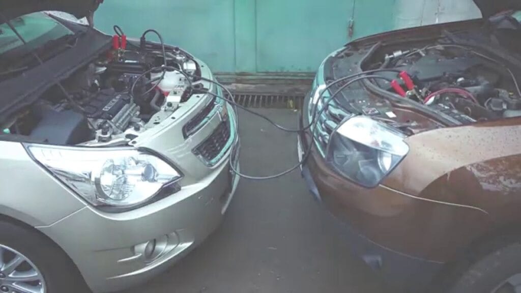 Нужно ли заводить машину донор при прикуривании?