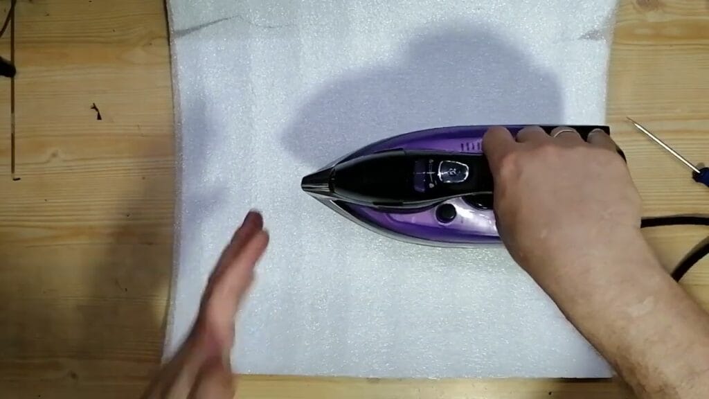 Почему из под утюга течет вода?