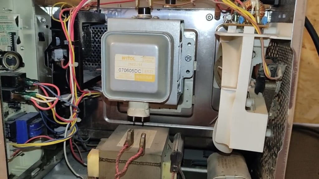 Почему моя микроволновая печь работает, но не греет?