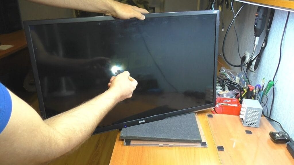 Почему подсветка моего телевизора внезапно перестала работать?