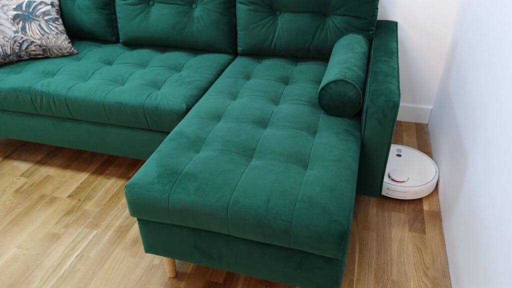 Что делать, если робот-пылесос застревает под диваном?