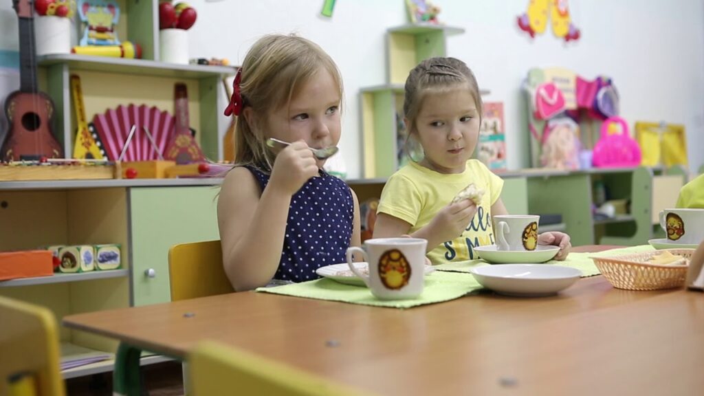 Кто обеспечивает питание в детском саду?